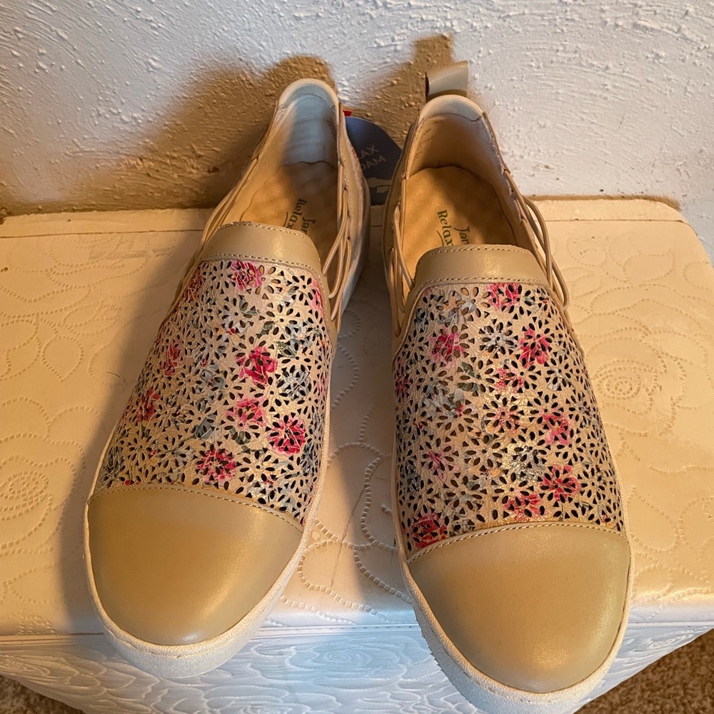 Jambu Cream and Pink Floral Sandals Womens size 10